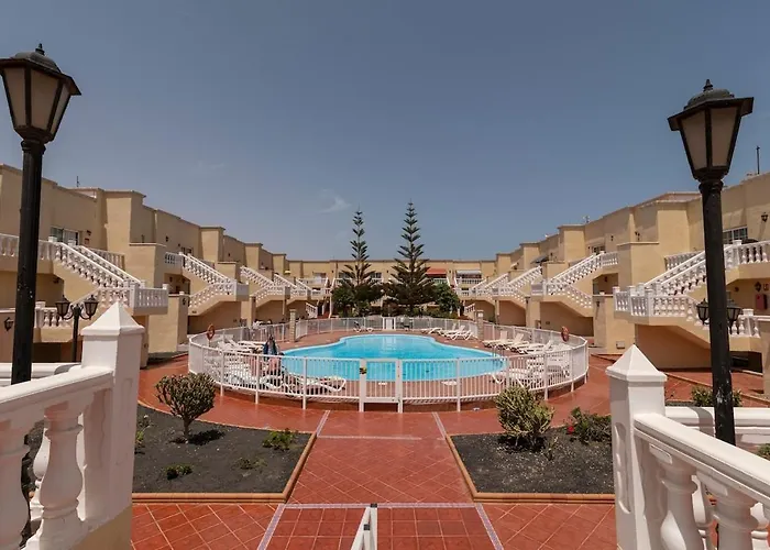 Nuevo!!! Recién reformado con piscina y parking